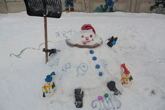 Снеговей. Конкурс снеговиков из снега номинации. Как слепить новогоднюю штуку на площадку.